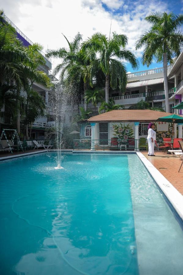 Glorianna Apartment *