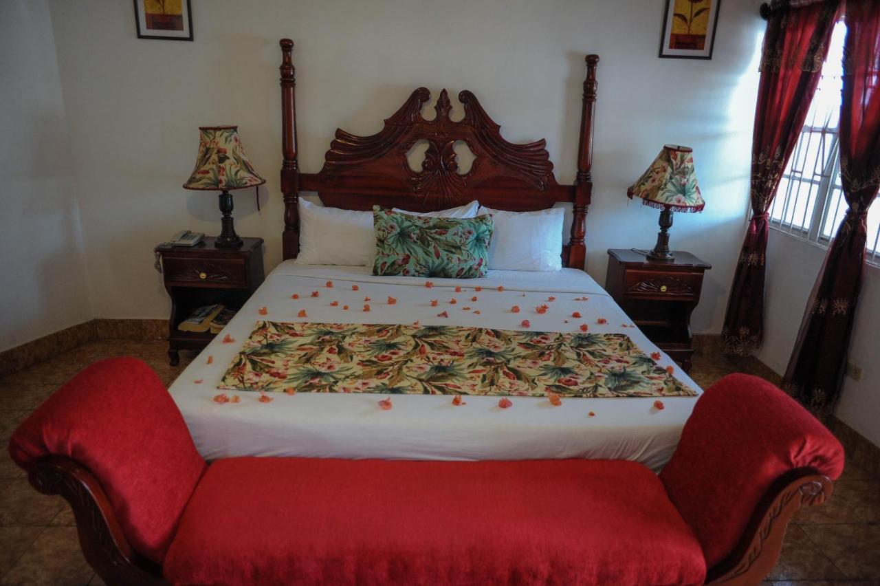 Glorianna Apartment *